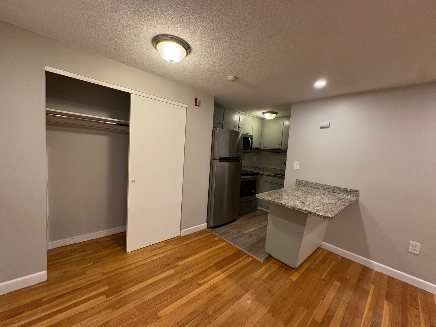 Beverly Apartment: 39 Railroad Ave