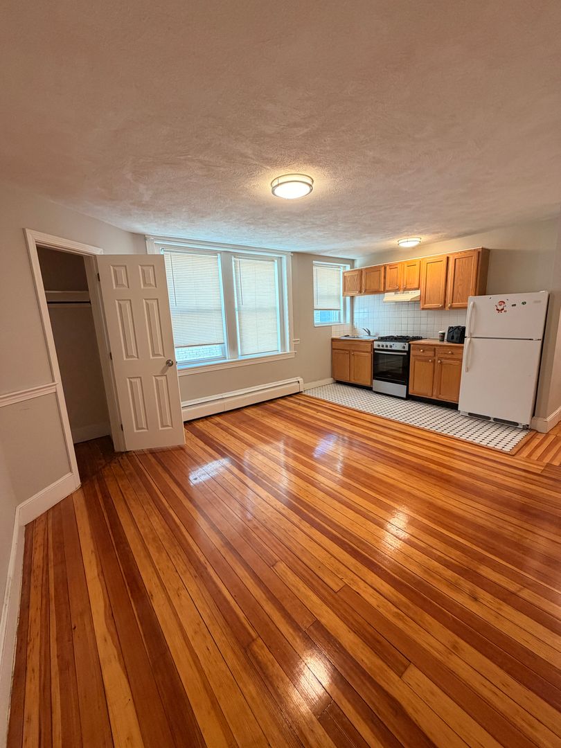 Salem Apartment: 260 Washington St