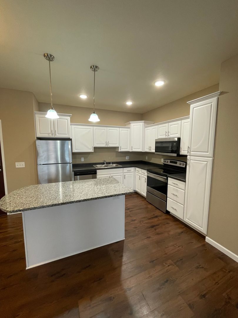 Holmen Apartment: 1614 Prairie Place