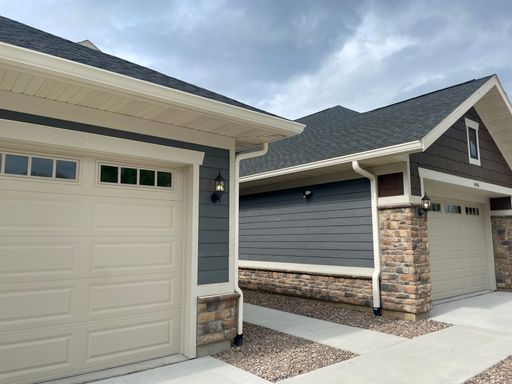 3 Bedrooms, Private 2 Car Garage, & Sunset Views! – photo 1