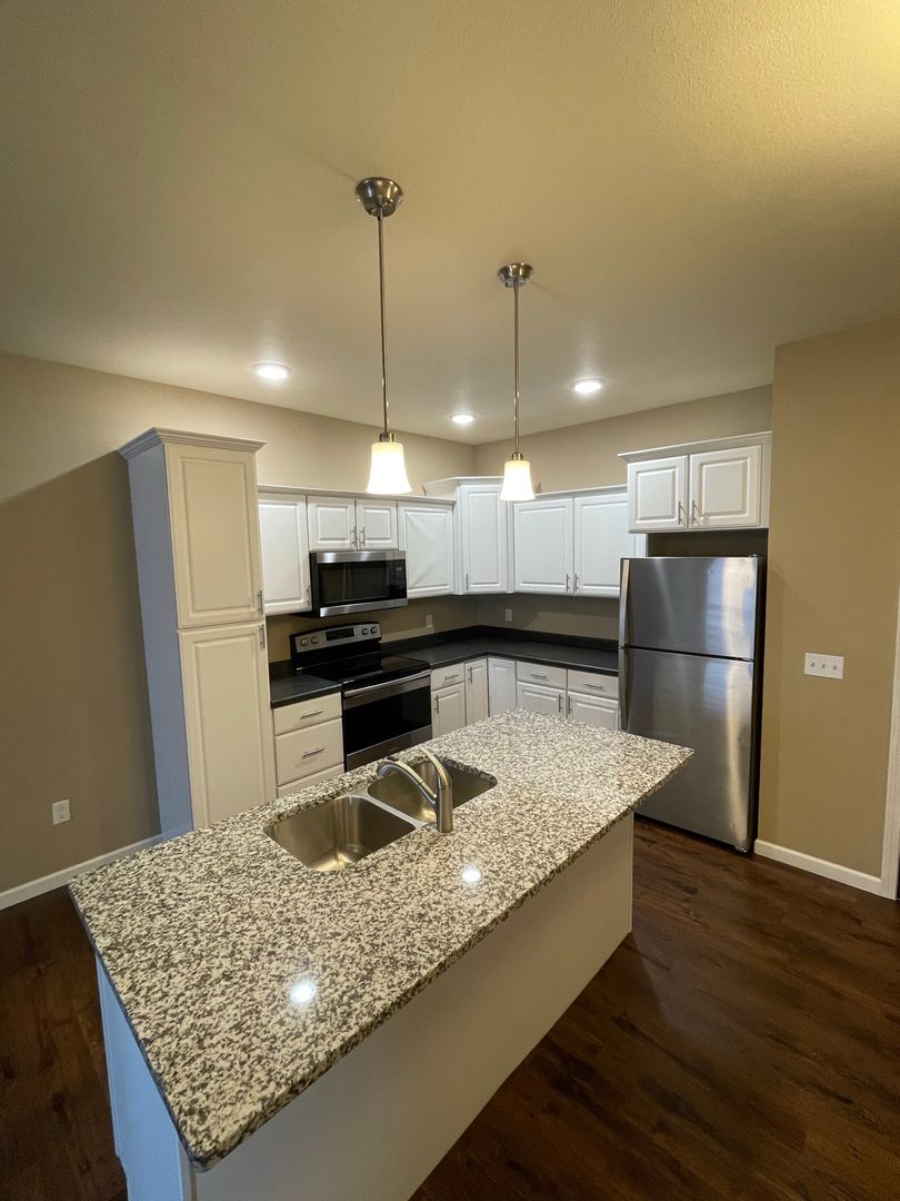 Holmen Apartment: 1614 Prairie Place