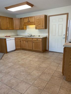 Rarely Available 1-Bedroom With Private Entrance! – photo 1