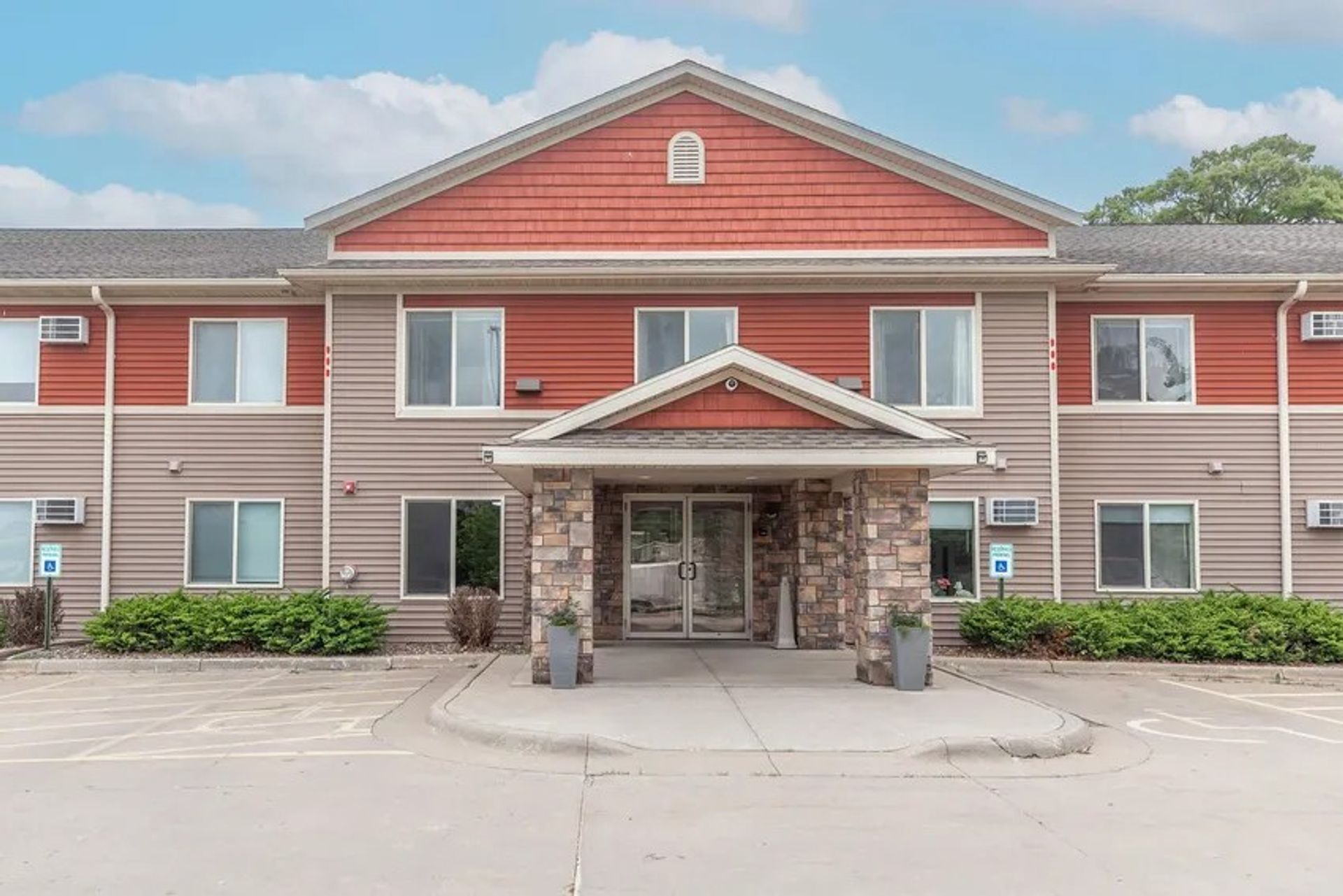 Onalaska Apartment: 843 Oak Ave N