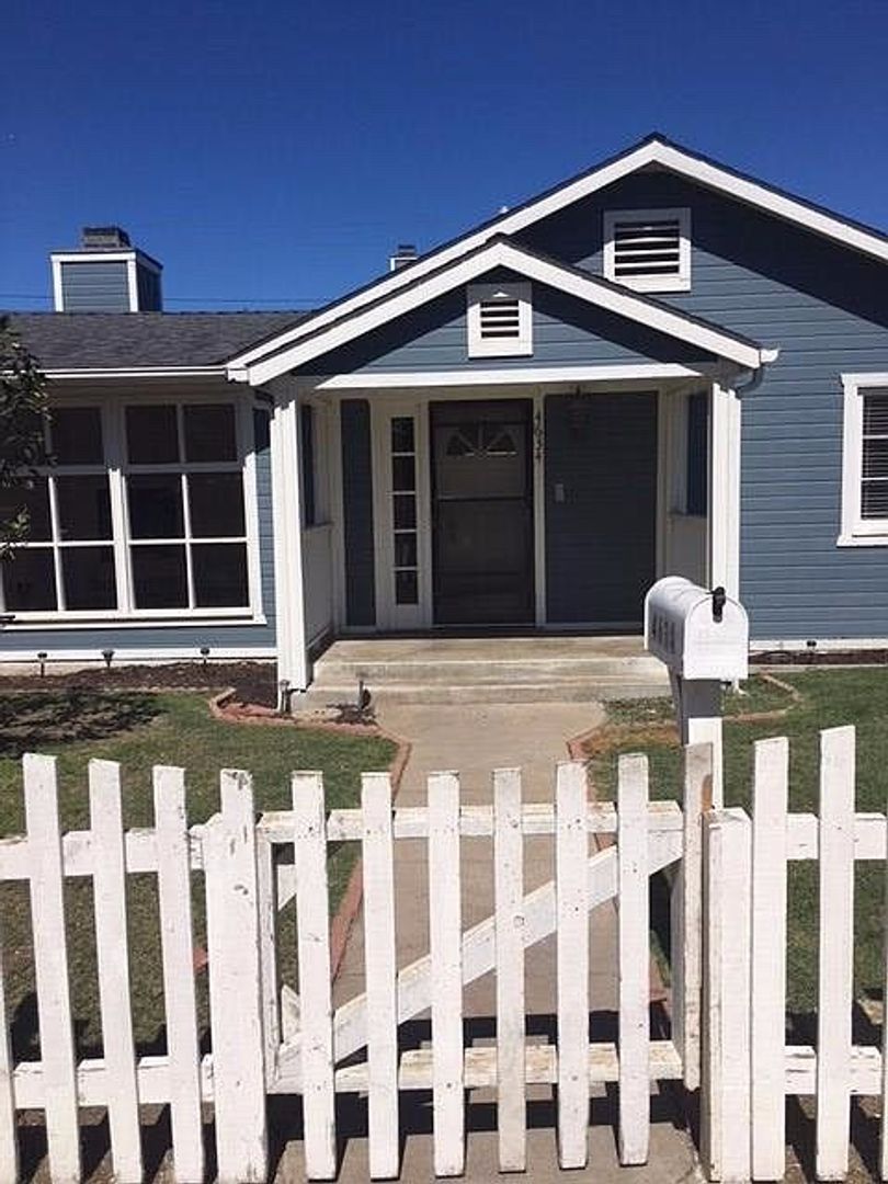 San Diego House: 4634 Greene St