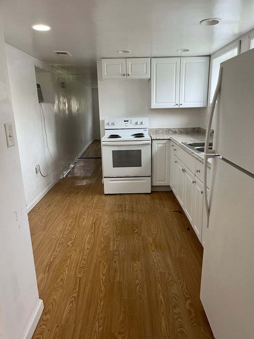 Cheswick Apartment: Mattone Court