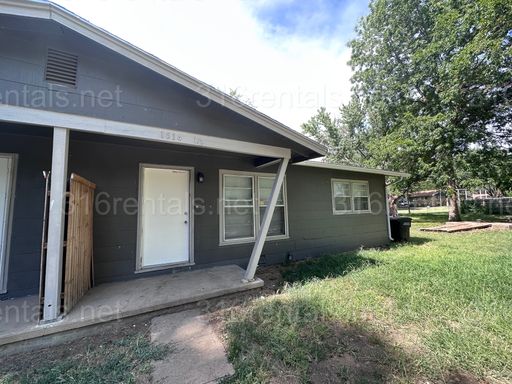 *coming soon* $975 - 2 bed 1 bath Duplex