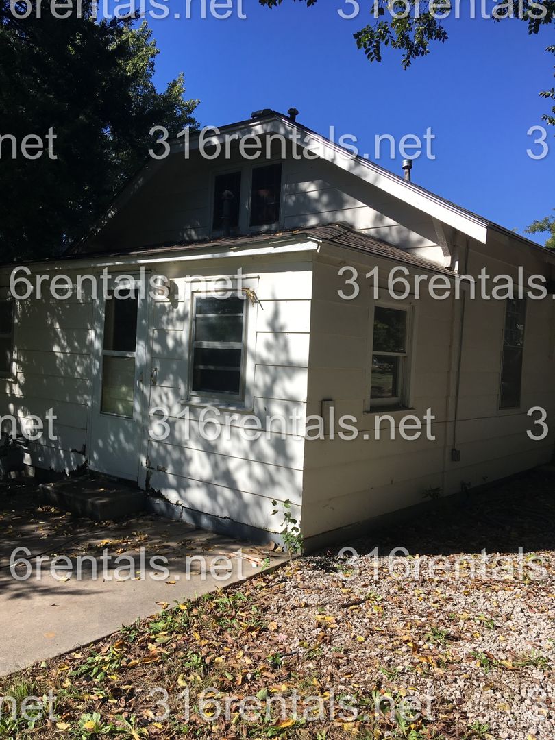 Newton House: 317 SW 3rd St