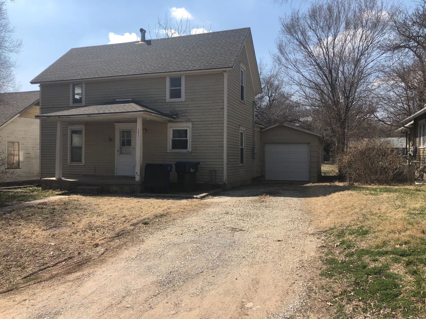 Newton House: 1611 N Poplar St