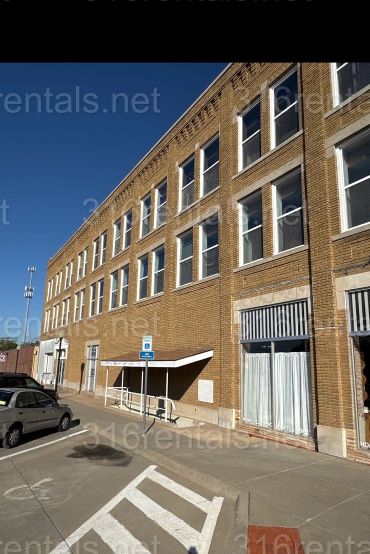 Augusta Apartment: 106 W. 6th