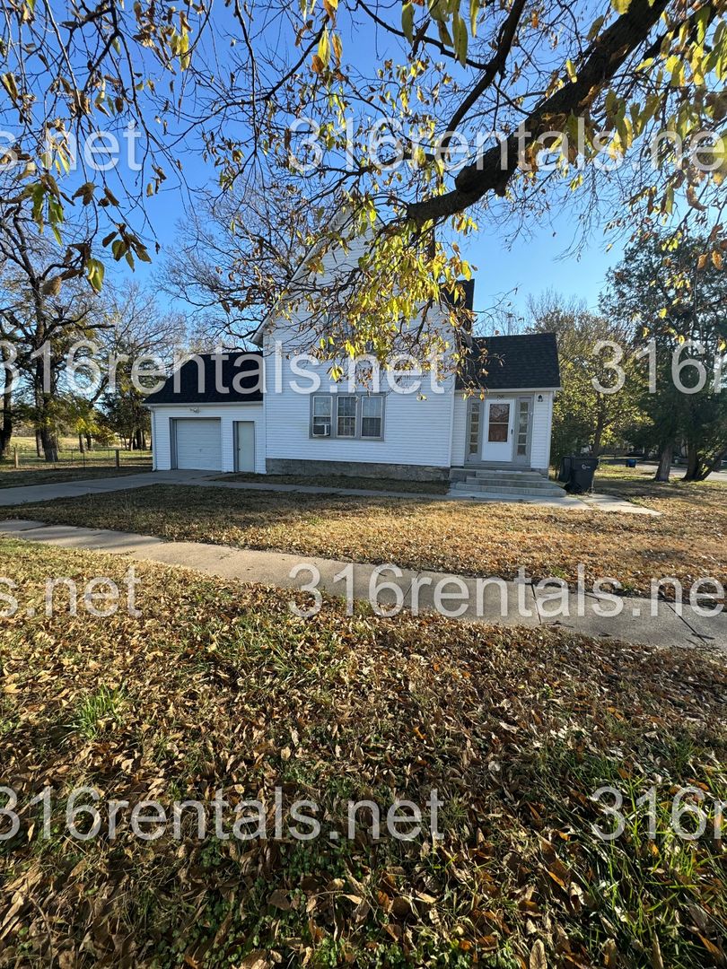 Newton Apartment: 1500 N Main St - 1500 N Main St