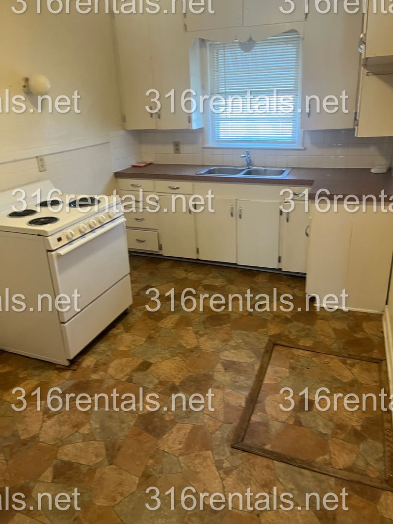 Newton Apartment: 704 N High St