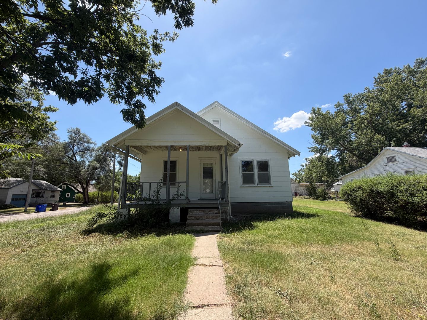 Moundridge House: 325 E. Pack