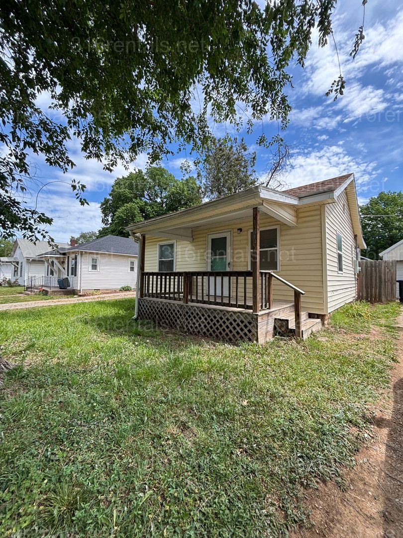 El Dorado House: 610 Houser Dr.