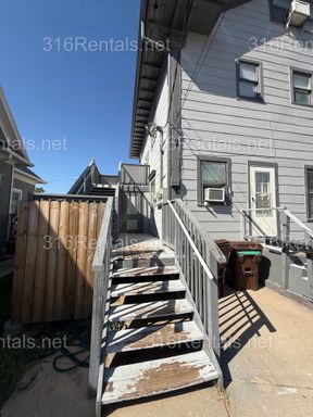 $550 - Upstairs Studio Apartment – photo 1