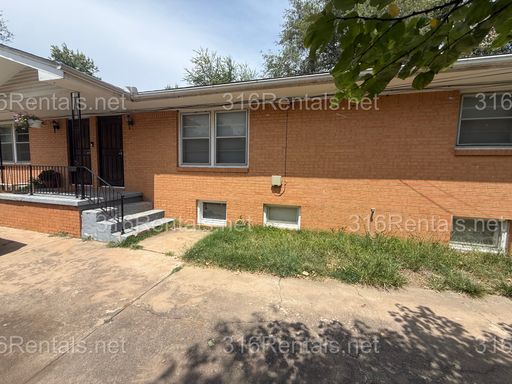 $825 - 2 bedroom / 1 bathroom - Duplex – photo 1