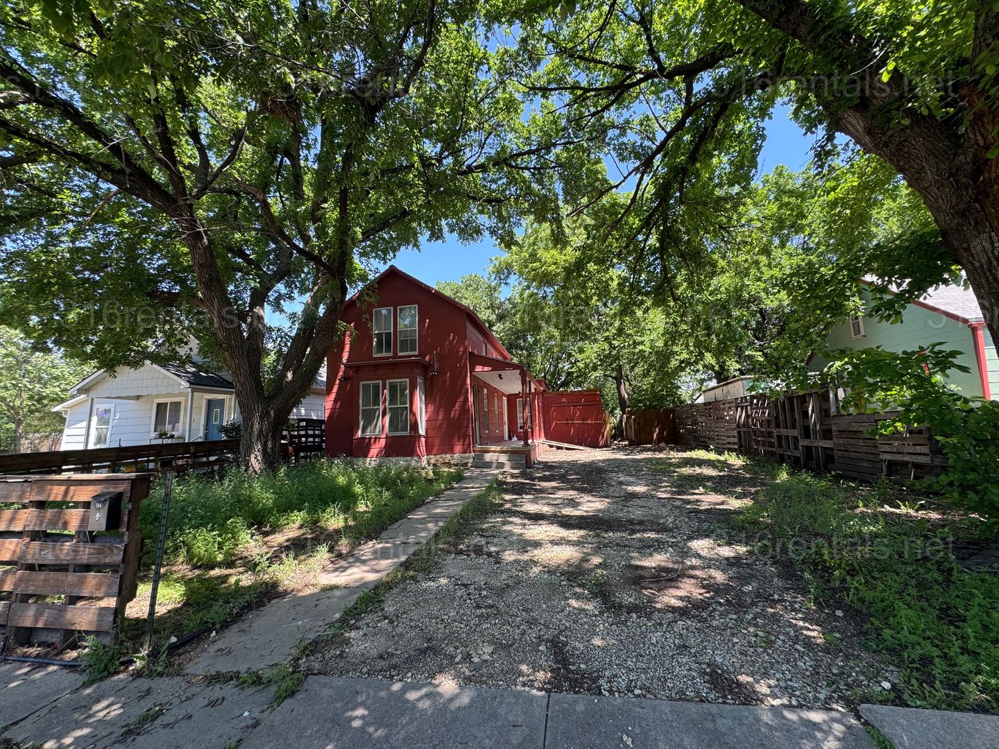 Newton House: 504 E 10th St