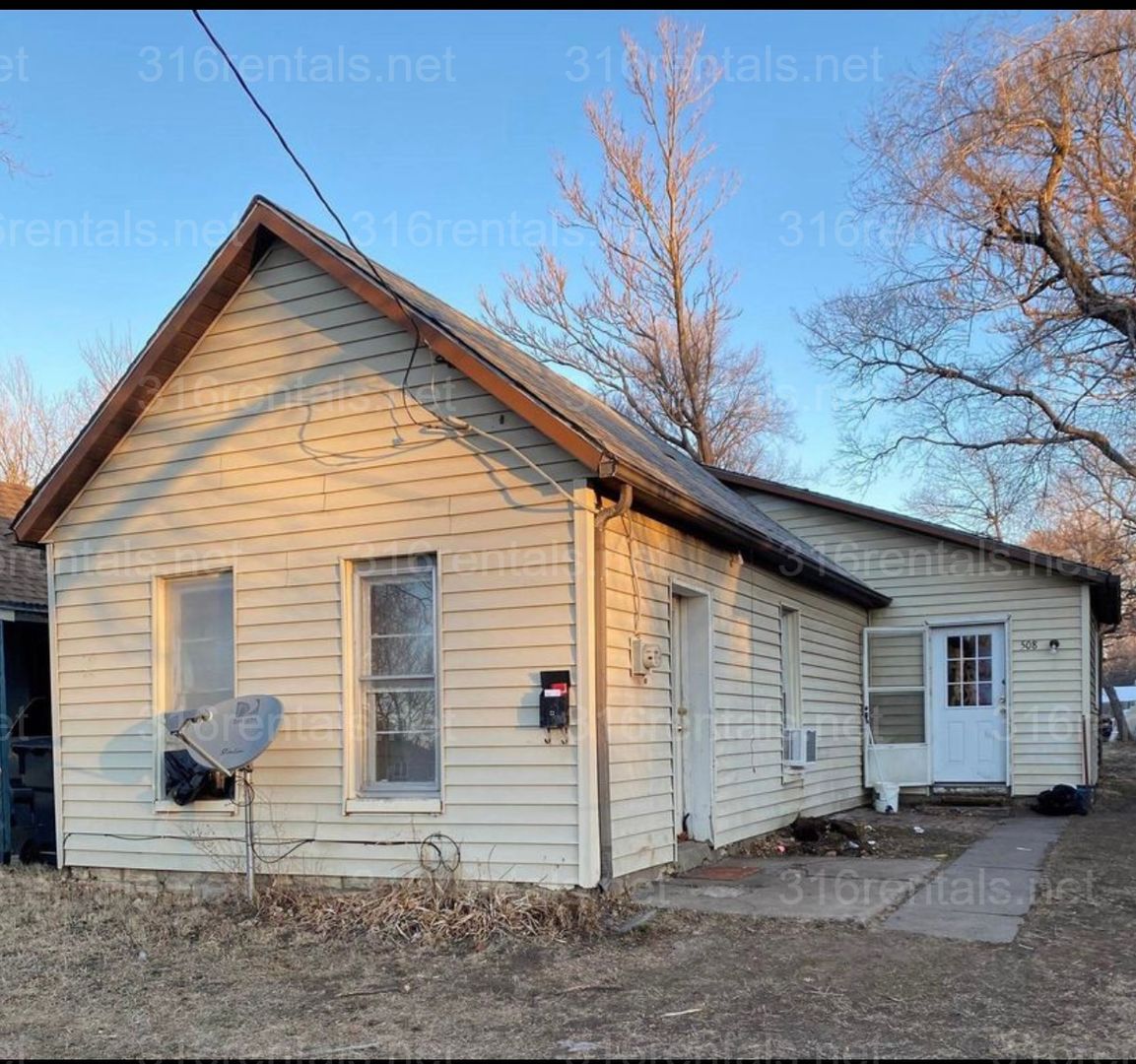 Newton House: 508 E 8th St