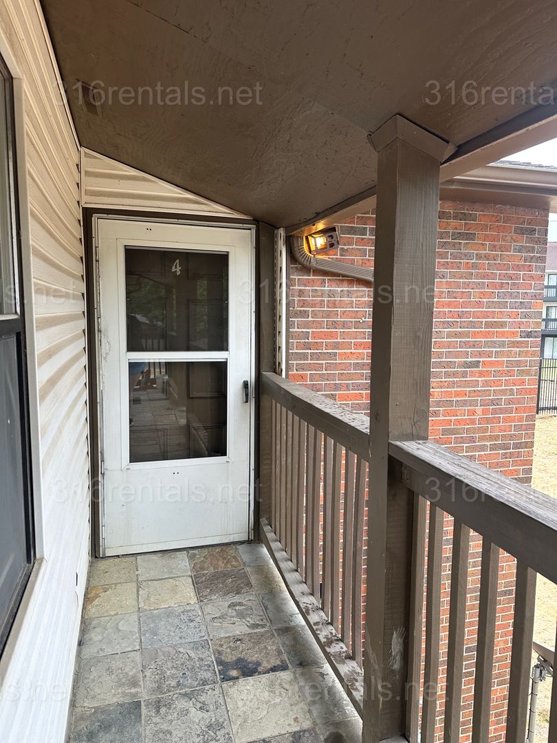 Wichita Apartment: 369 E Marion Ct