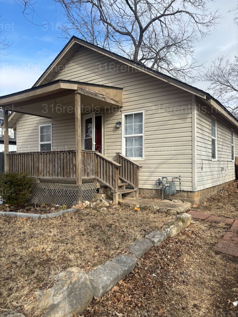 El Dorado House: 216 Jones