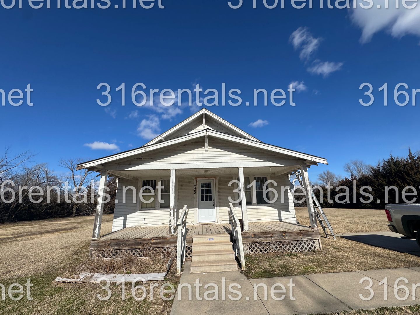 Newton House: 920 E 10th St