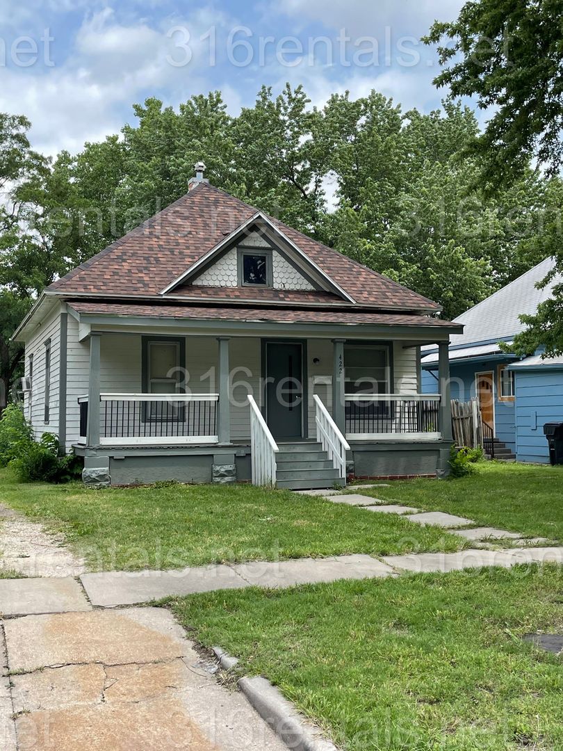 Newton House: 422 E 2nd St