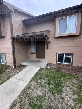 $895 - 2 bed 1.5 bath beautiful bi-level apartment – photo 1