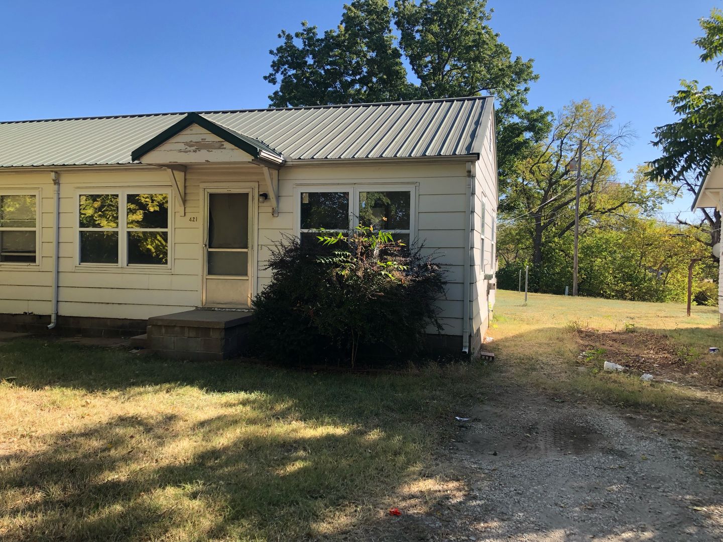 Newton Apartment: 419 SW 3rd St - 421