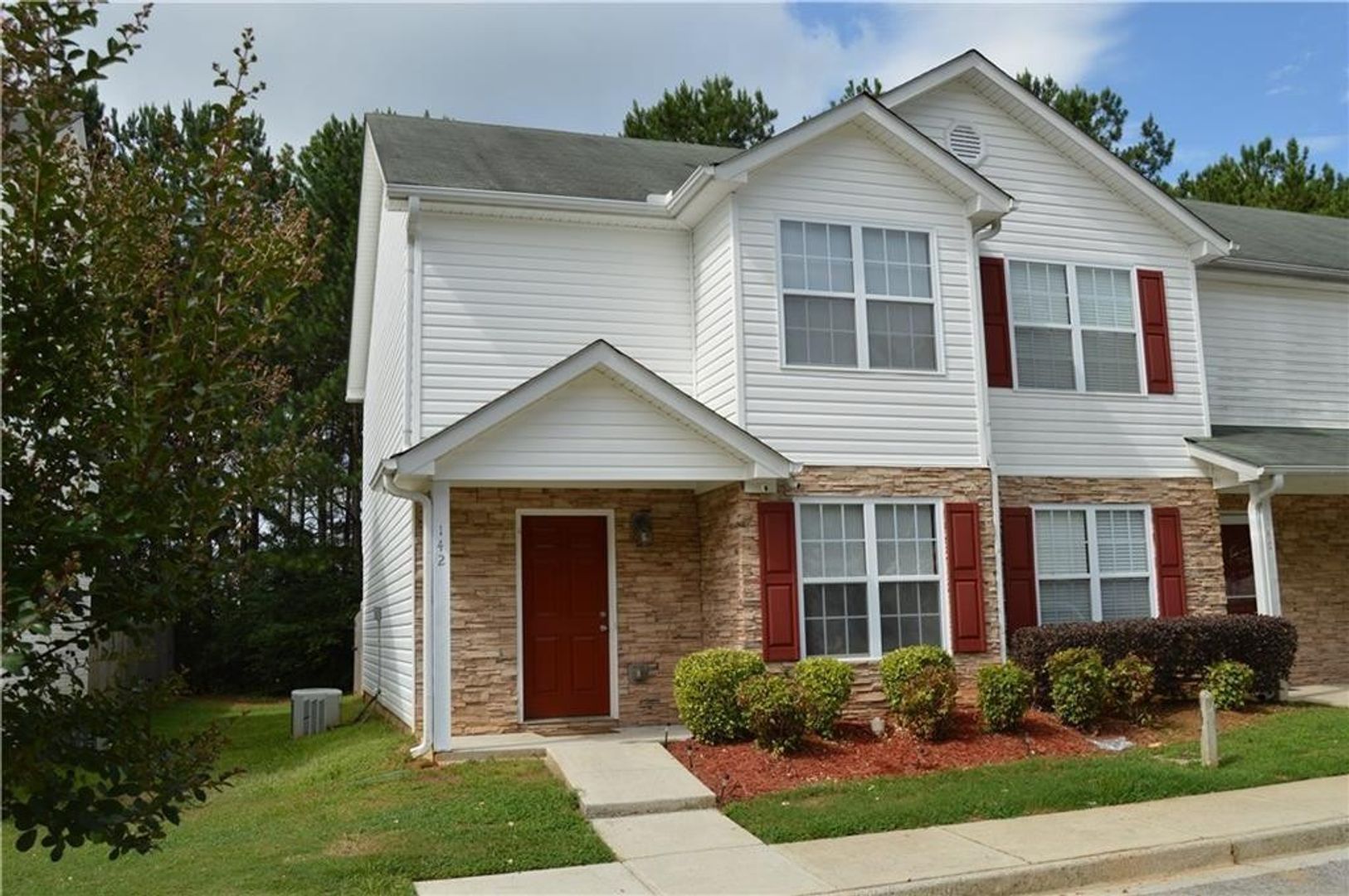 End Townhouse Close to Everything!