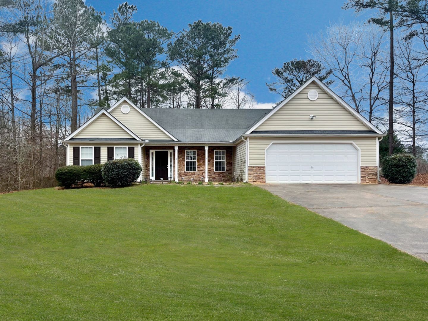 Villa Rica House: 184 Hampton Oaks Circle