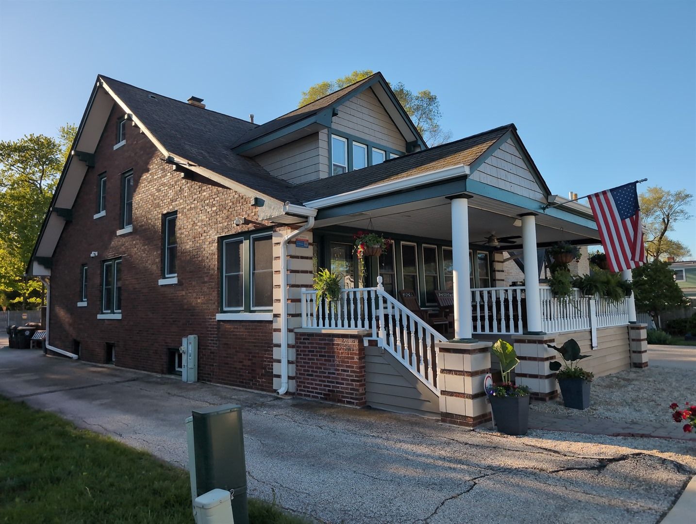 Barrington House: 417 N Hough St