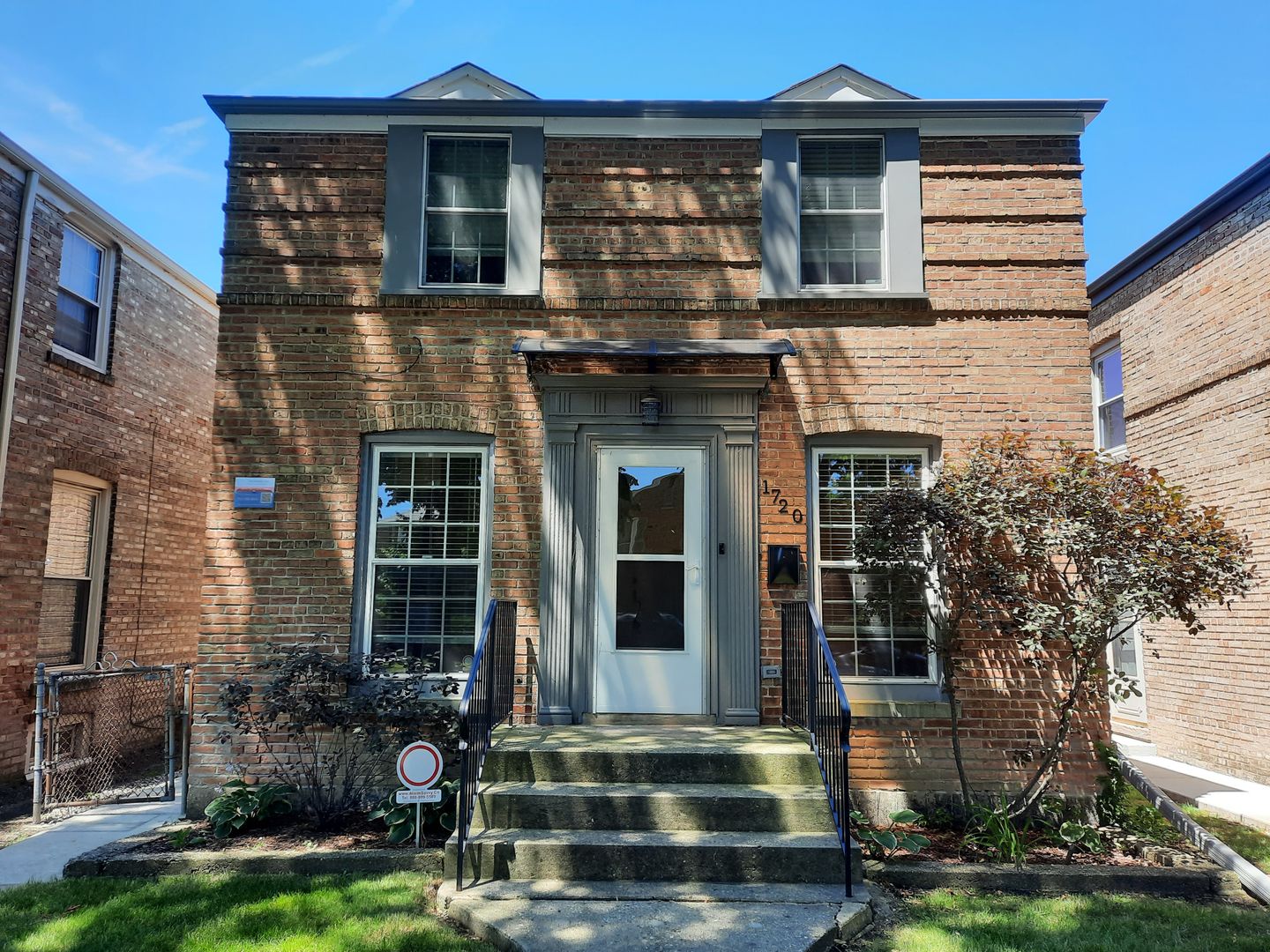 Evanston House: 1720 Leland Ave