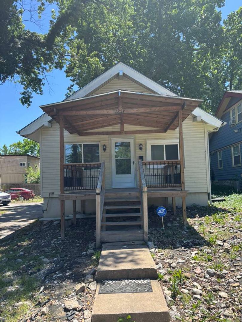 Kansas City House: 1857 E 68th Ter