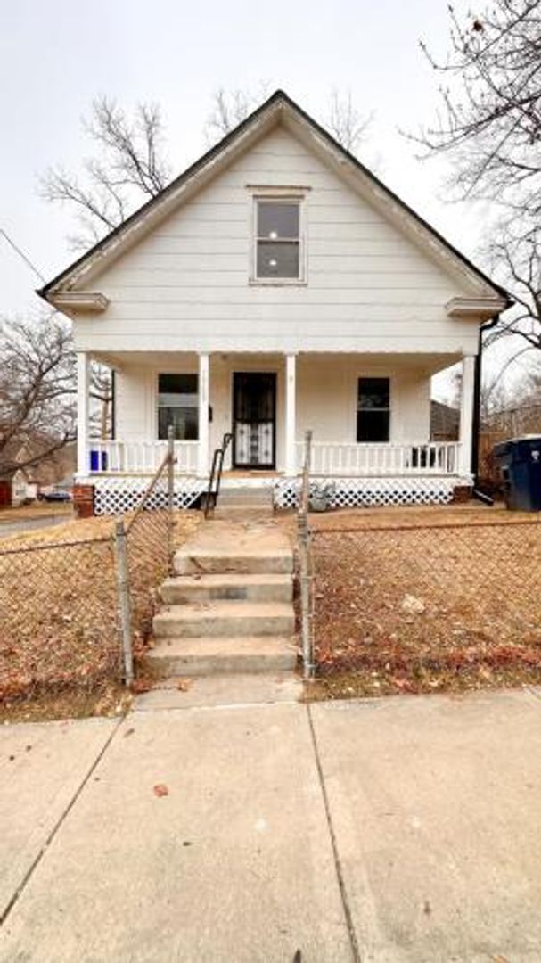 Kansas City House: 1700 E 40th