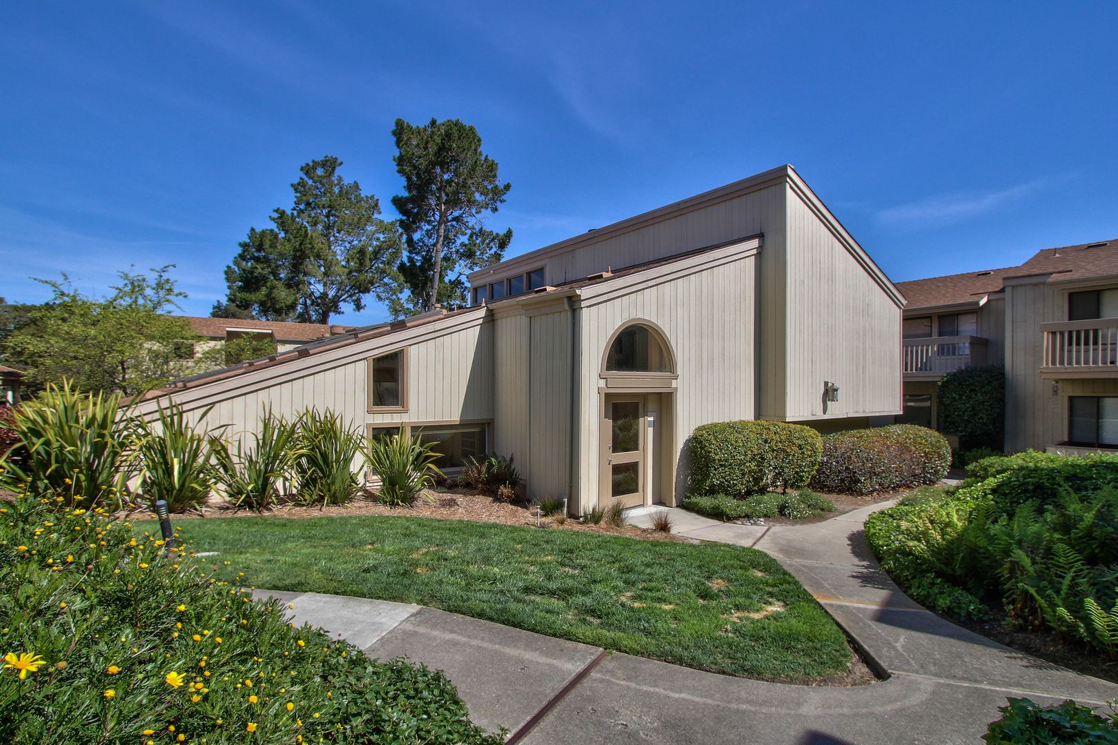 Monterey House: 300 Glenwood Cir Unit 182