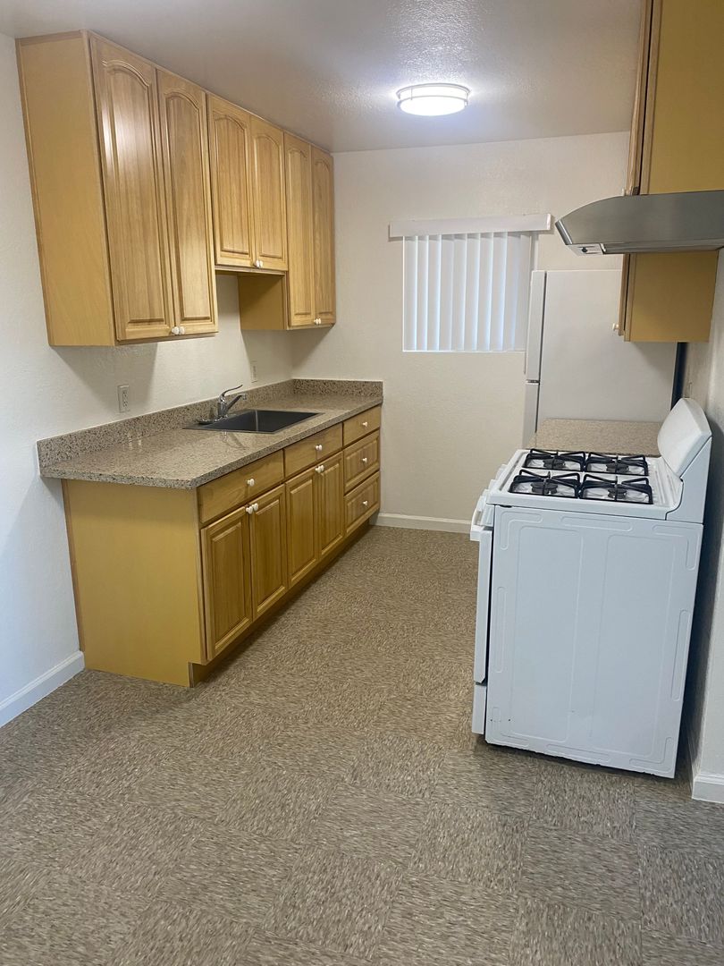 Greenfield Apartment: 923 Walnut Ave