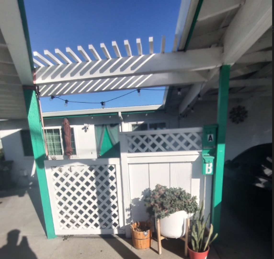 Seaside Apartment: 1049 Trinity Ave