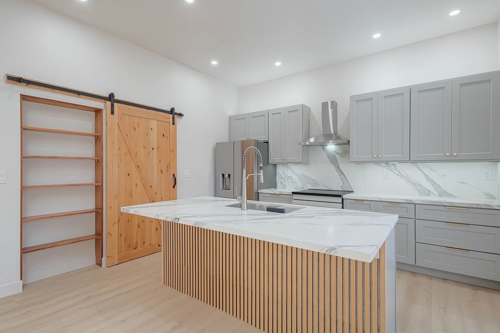 Seaside Apartment: 987 Harcourt Ave