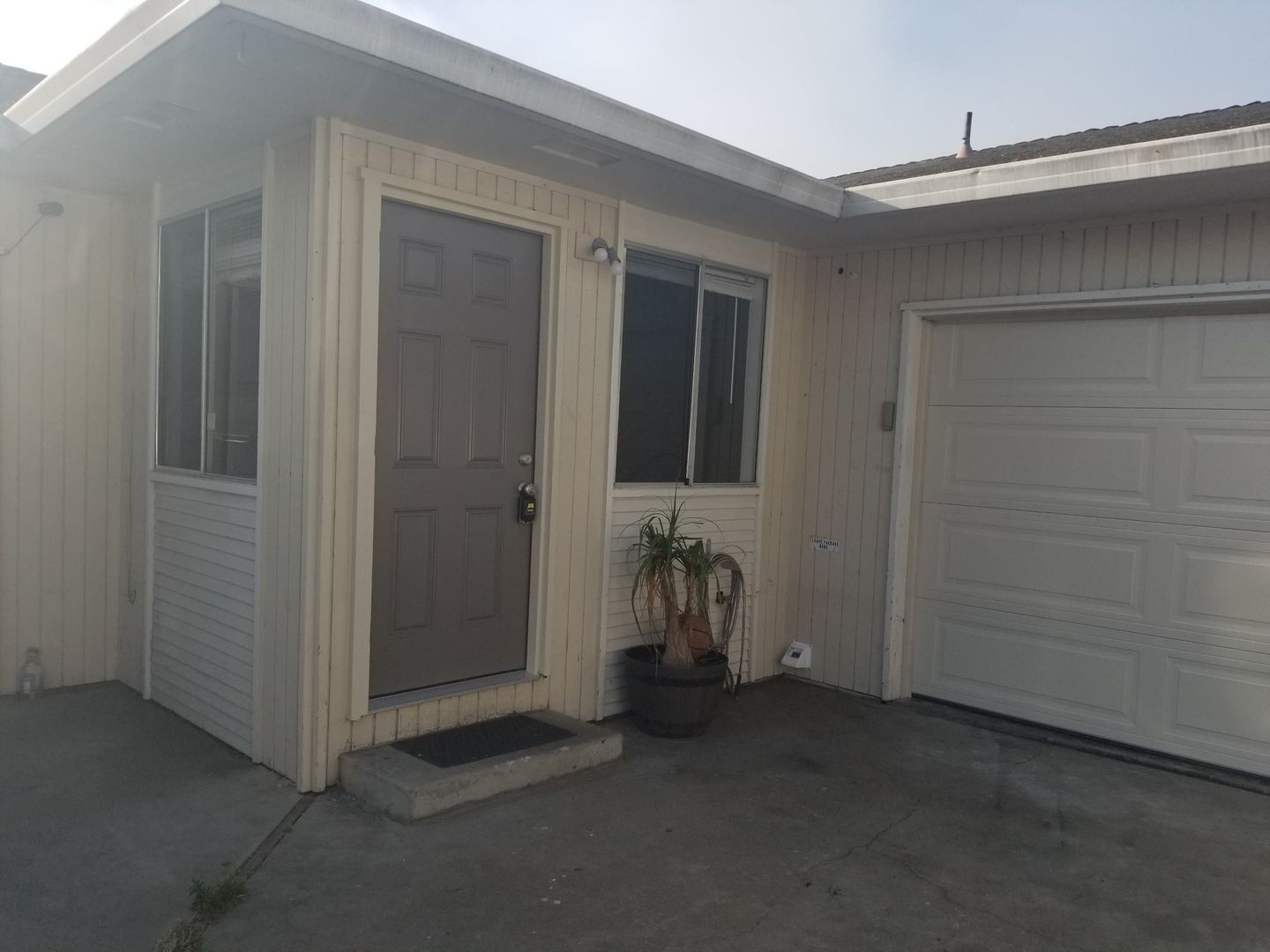 Salinas Apartment: 18754 Eisenhower St