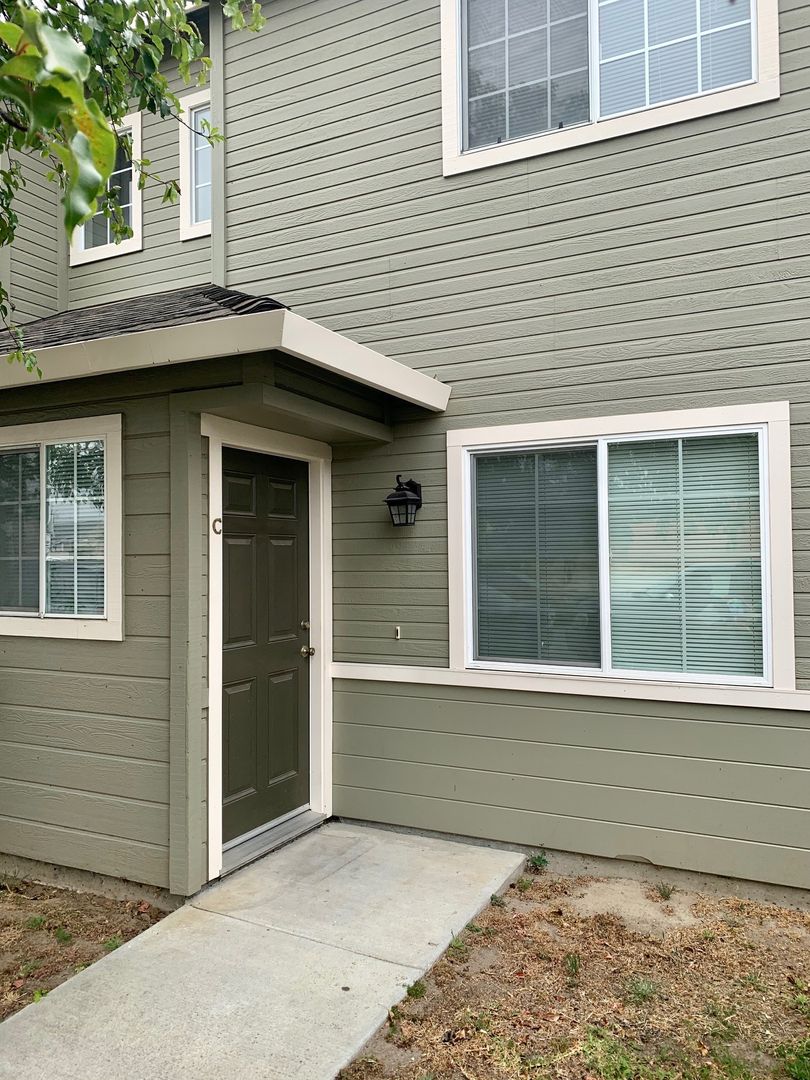 Salinas Apartment: 901-909-917 E. Market St