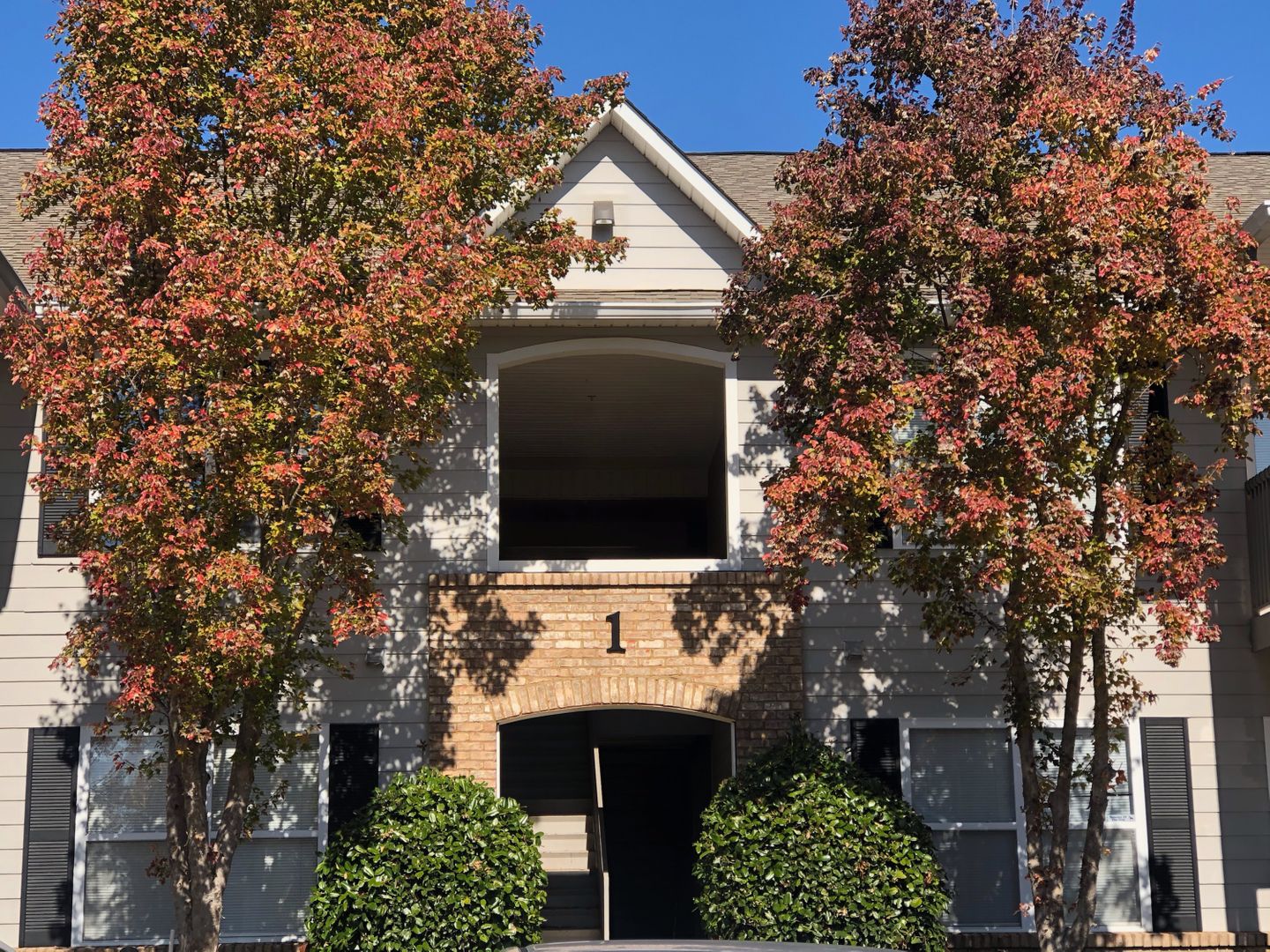 Auburn House: 1385 S. Donahue Dr