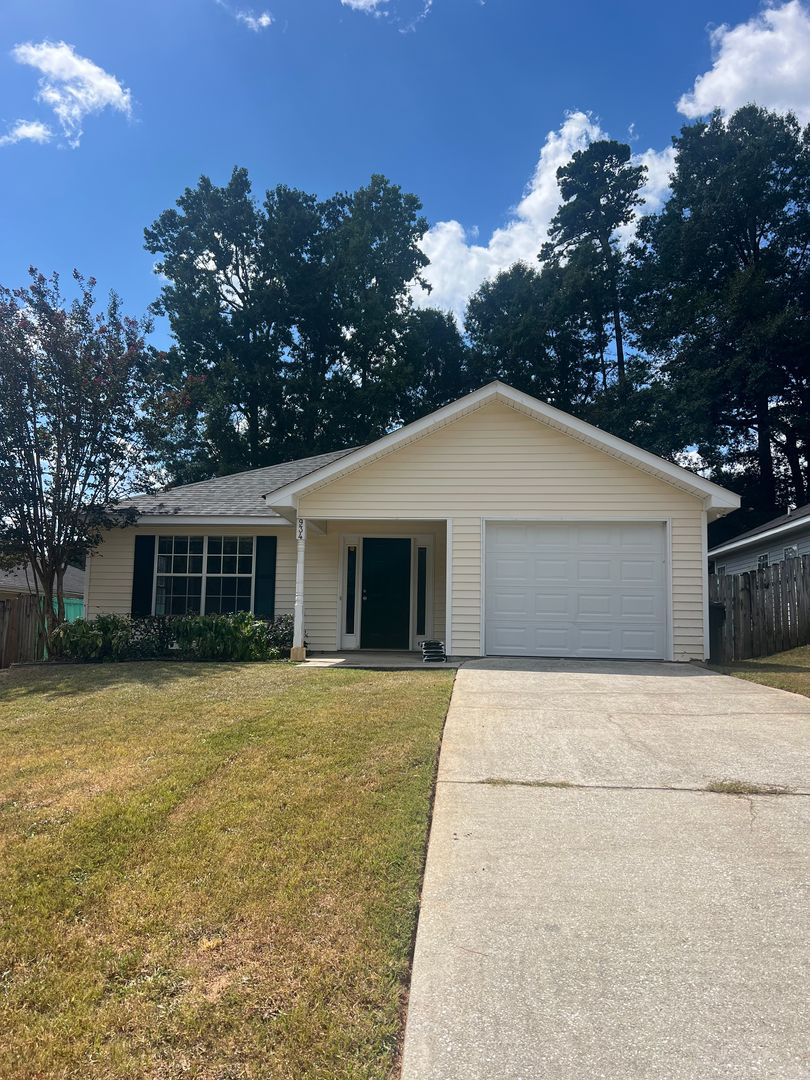 Auburn House: 934 Stage Rd