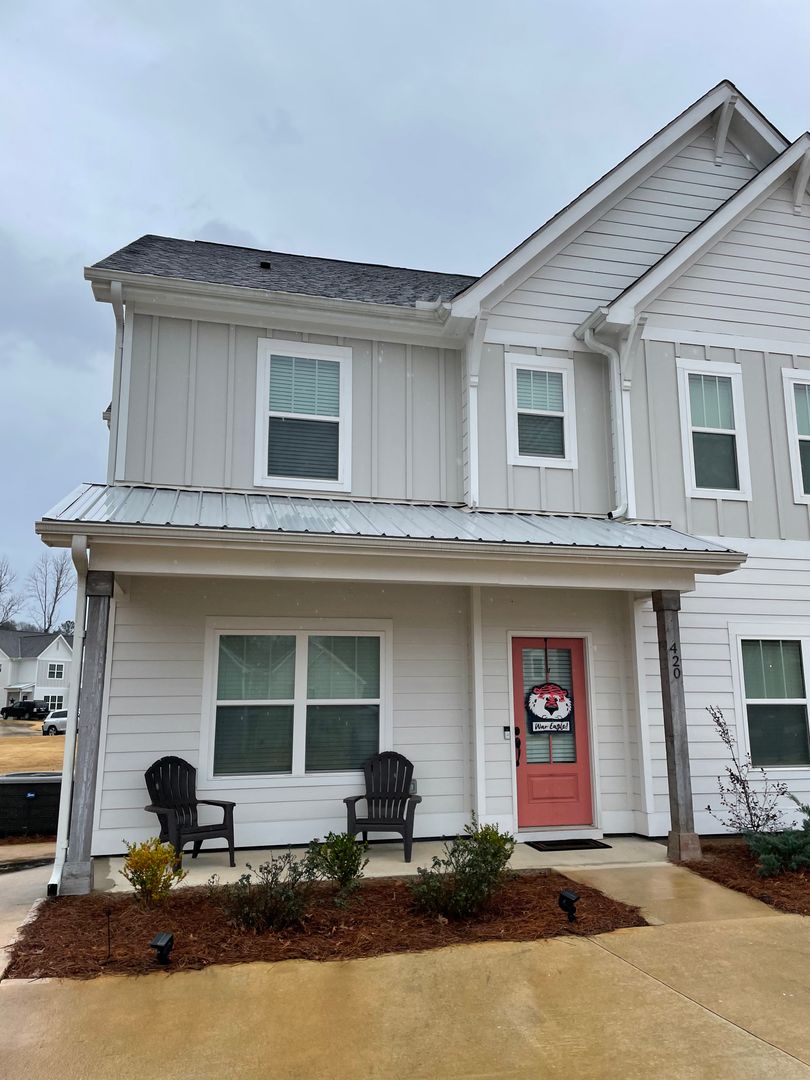 Auburn House: 420 Jack Hampton Dr