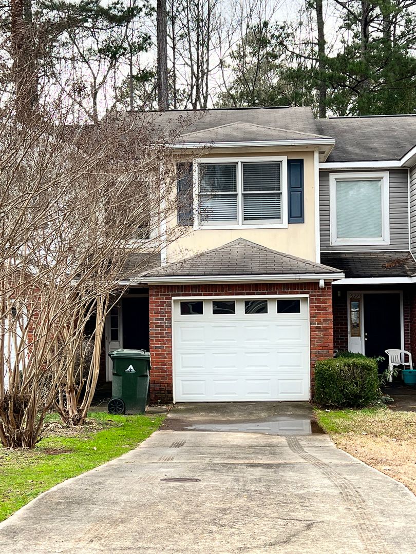 Auburn House: 575 Heritage Ct