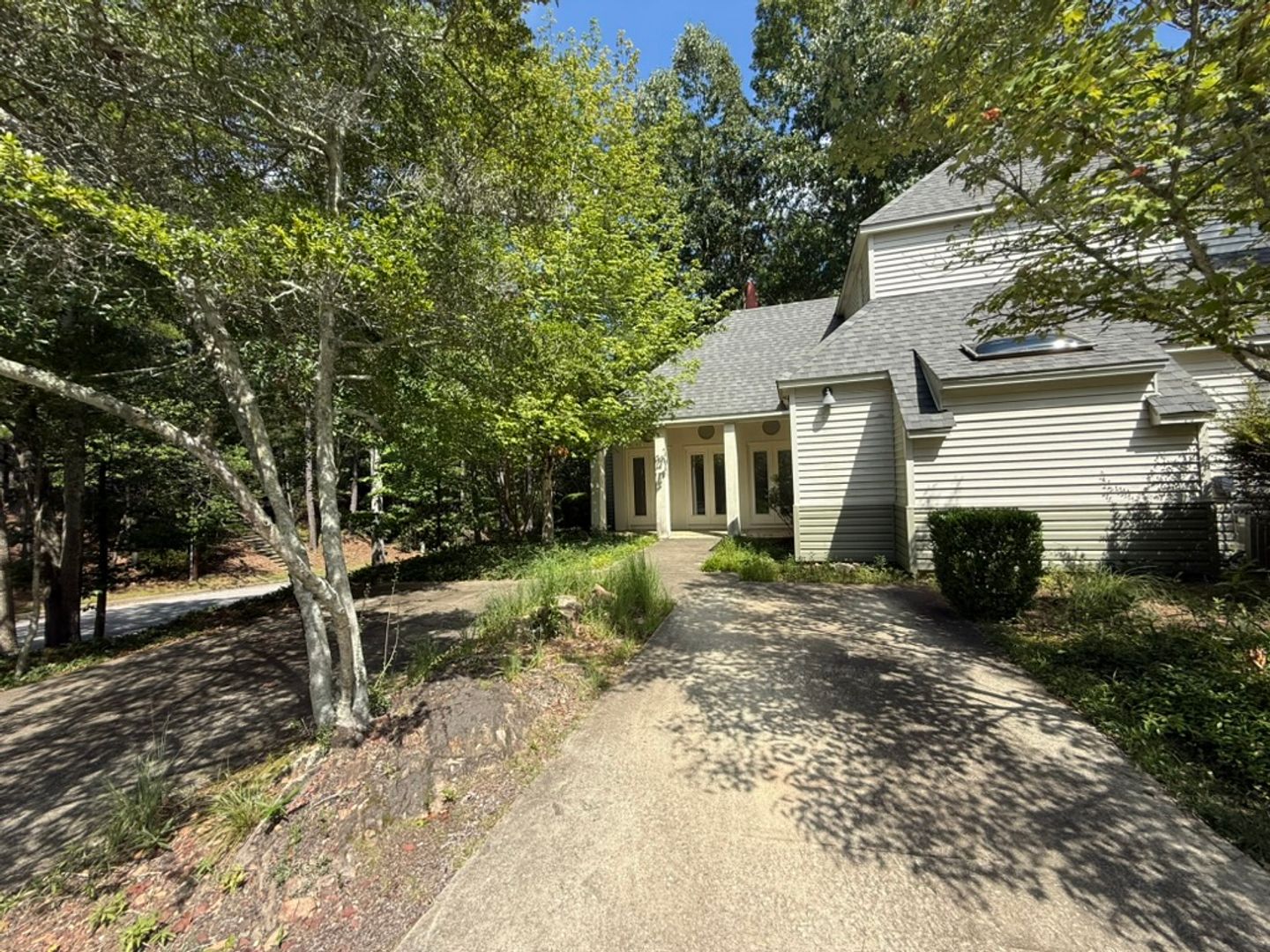 Auburn House: 380 Butternut Dr