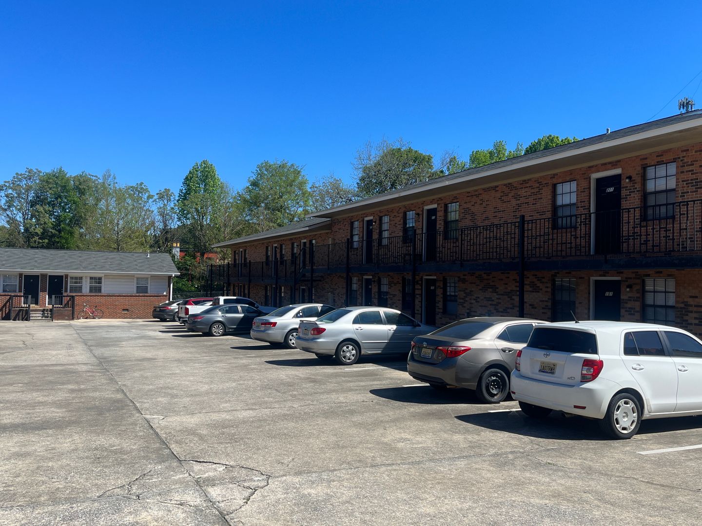 Auburn Apartment: 362 W. Glenn Ave