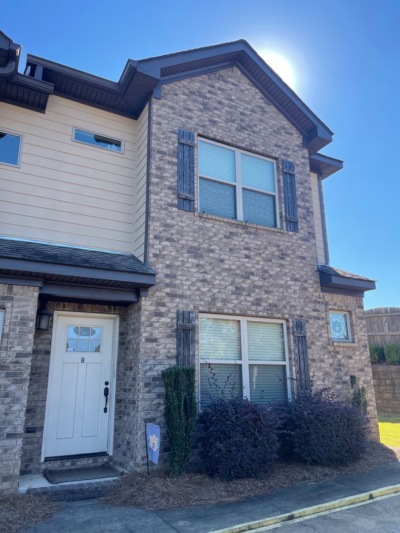 Auburn Townhome: 353 N. Donahue Dr.