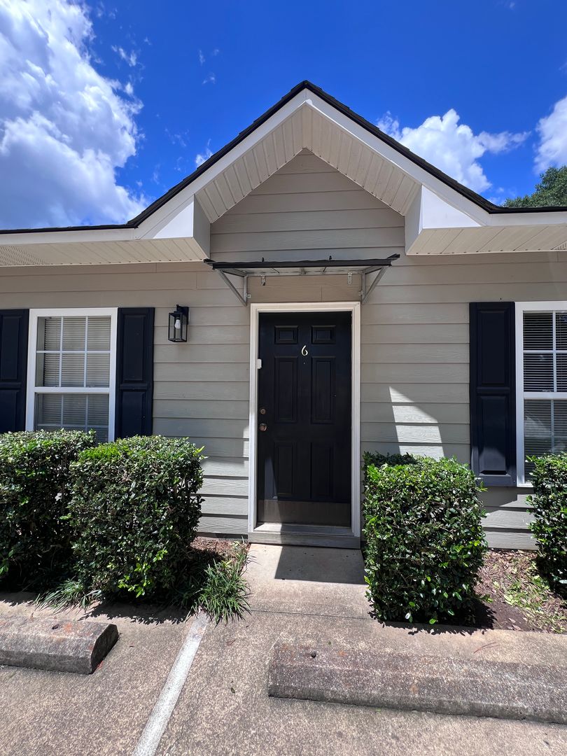 Auburn Apartment: 123 S. Debardeleben St