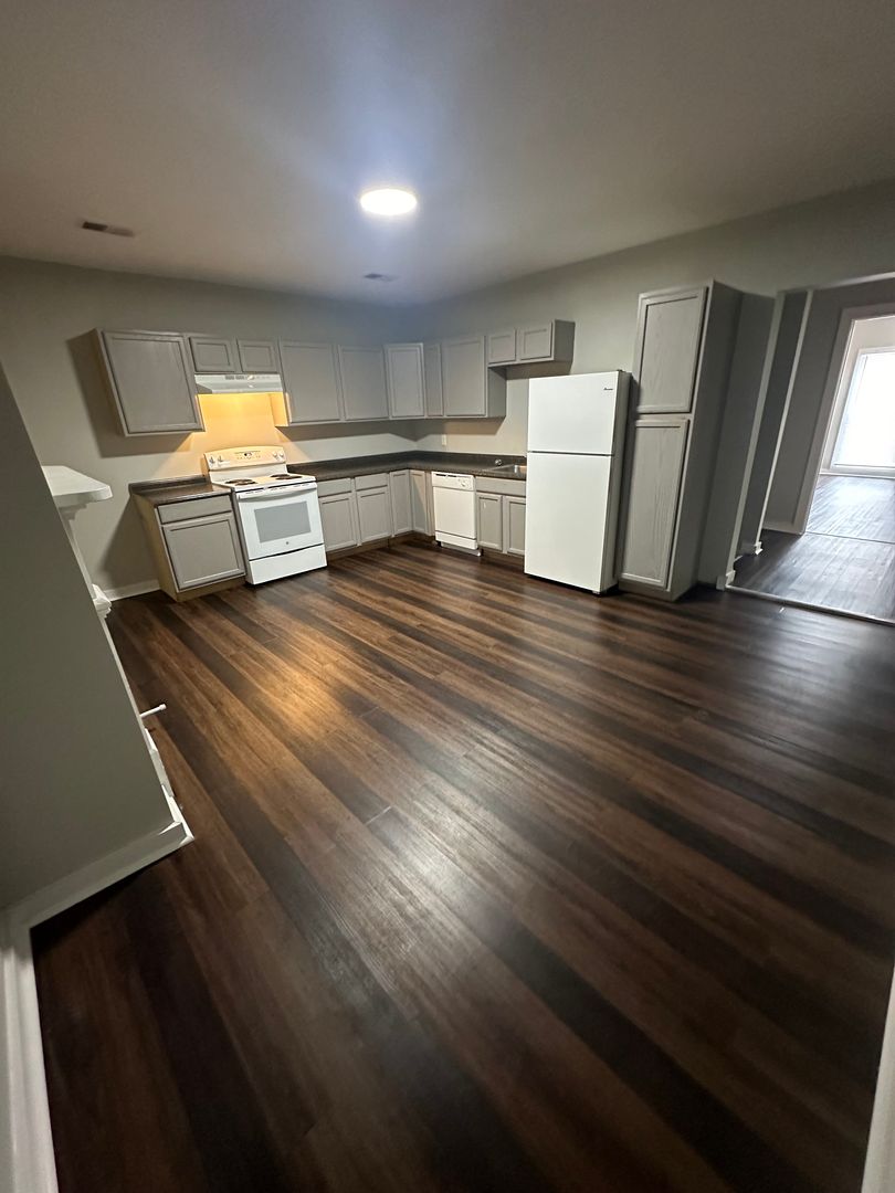 Winchester Apartment: 146 W. Lexington Ave.