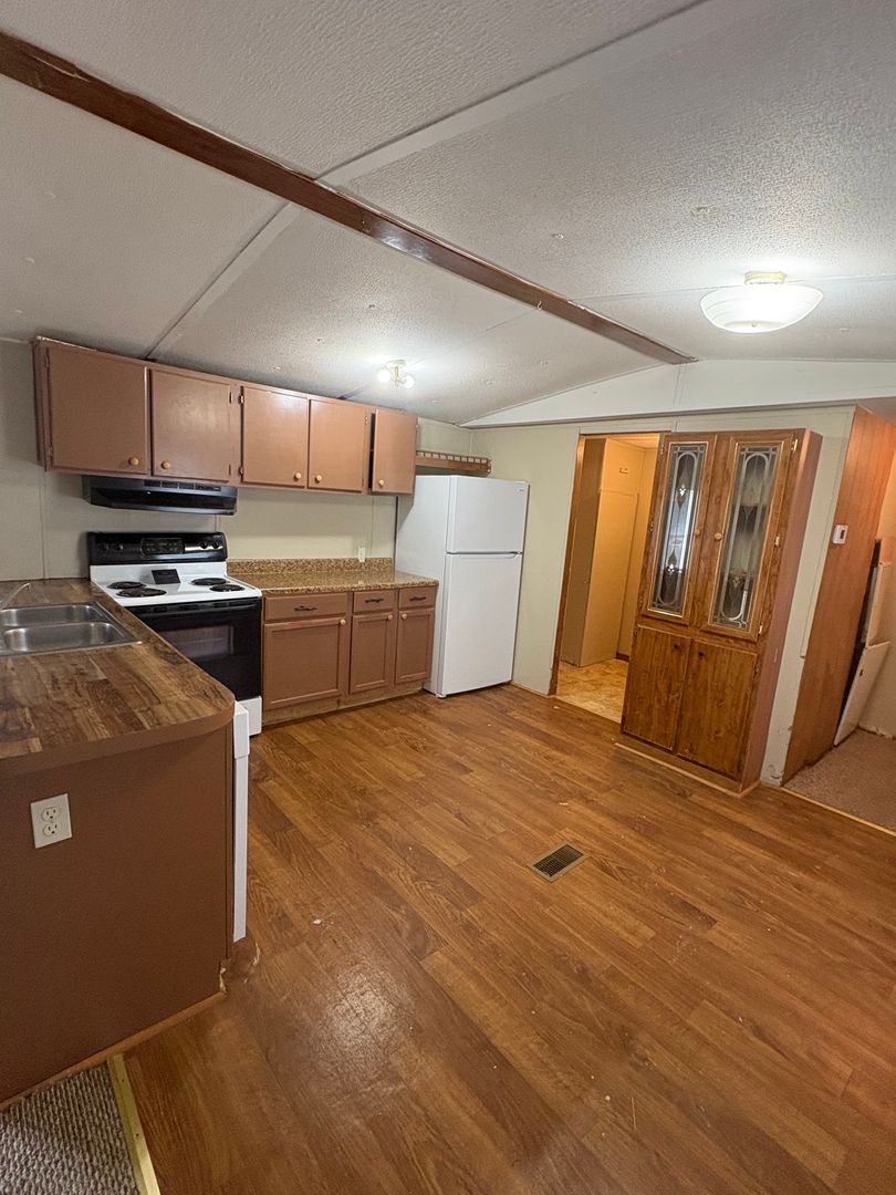 Winchester House: 423 Mt. Vernon Dr.