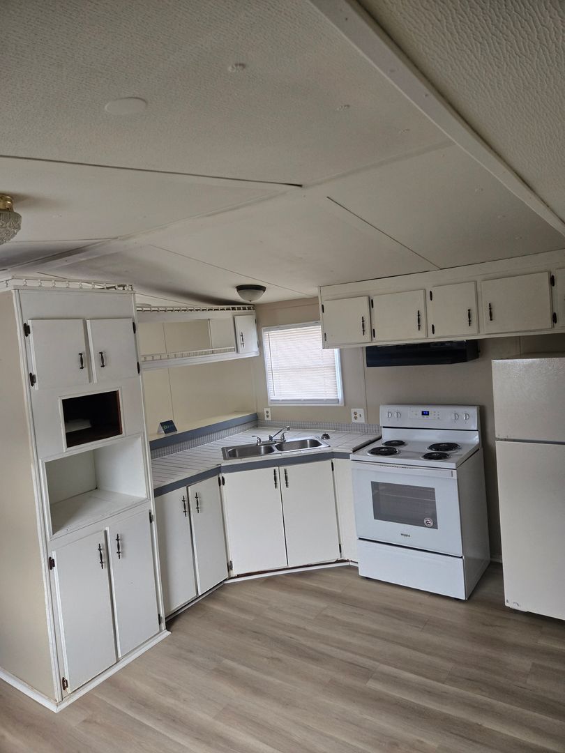 Winchester House: 725 Williamsburg Dr.